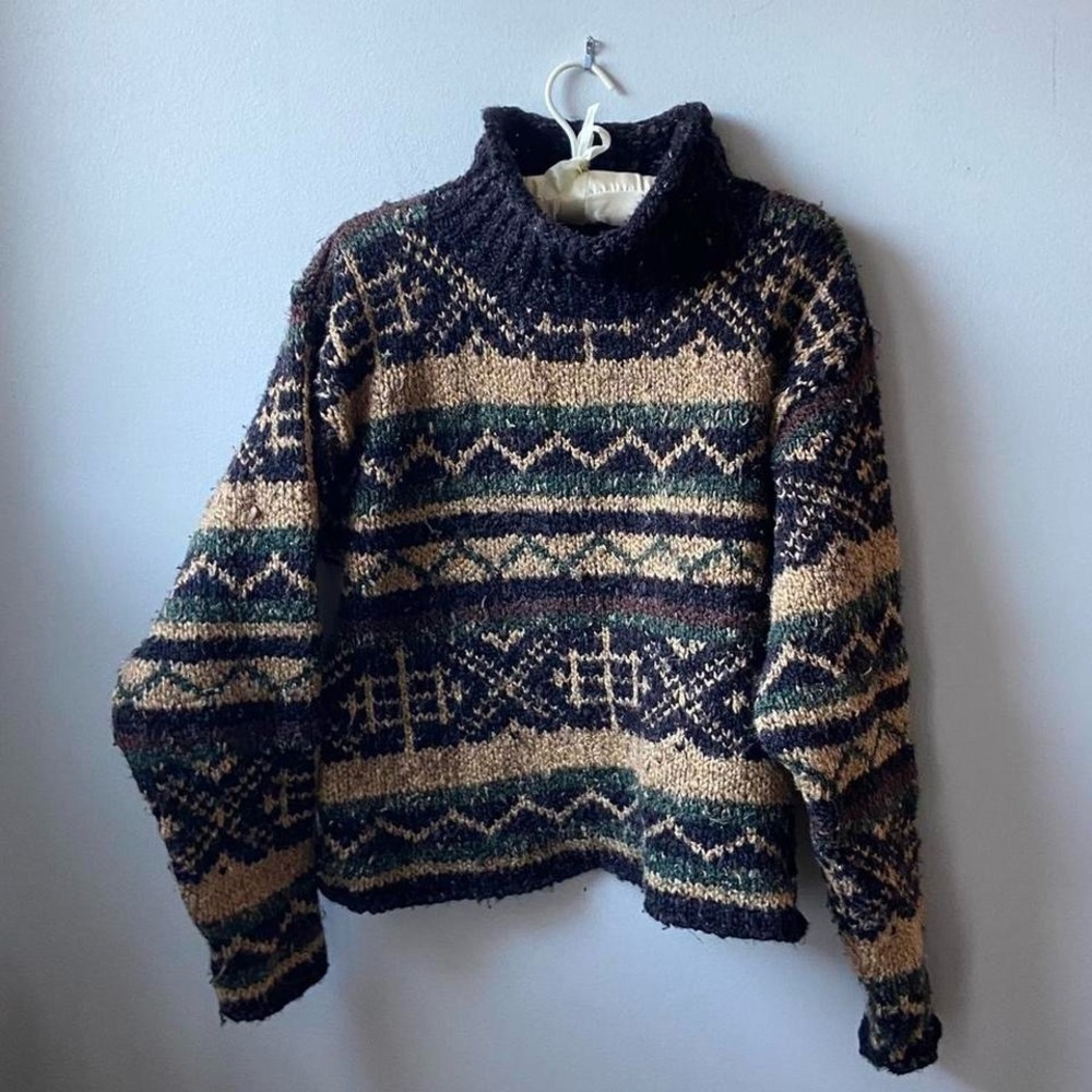 Vintage 80s turtleneck grunge sweater with a unique, worn-in look 🔥